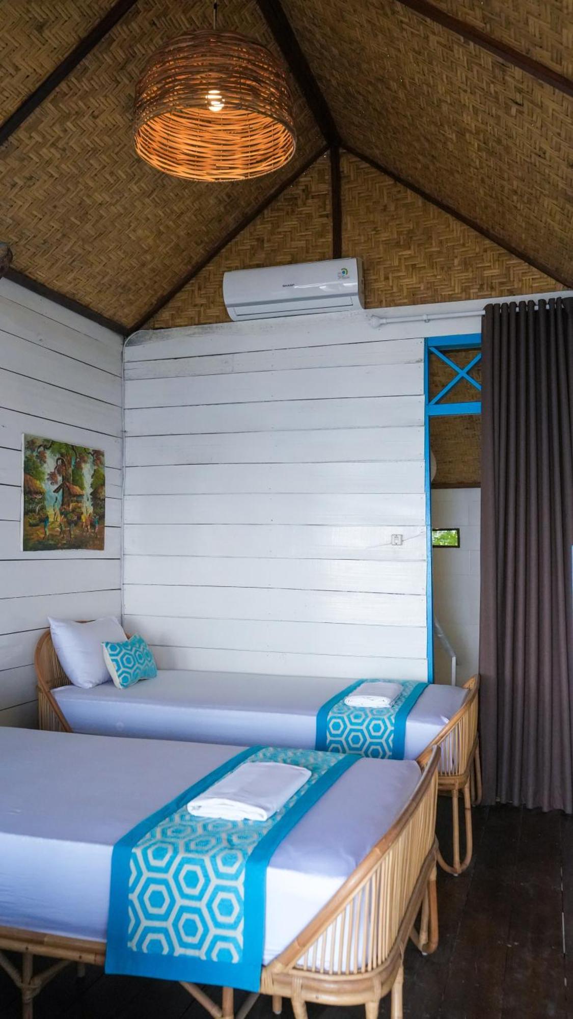 Moyo Island Resort Exteriör bild